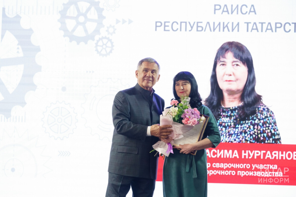 Раис Татарстана Рустам Минниханов наградил медалями сотрудников АО Вакууммаш