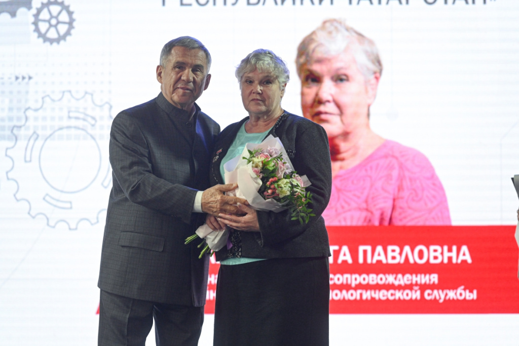 Раис Татарстана Рустам Минниханов наградил медалями сотрудников АО Вакууммаш